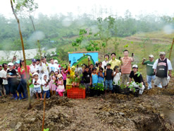 フィリピン、セブ島のハンズファームで植林実施